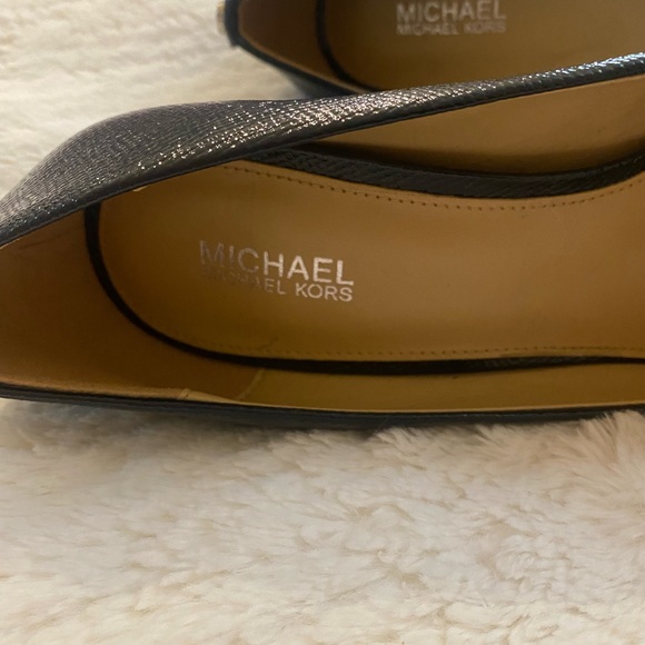 MICHAEL Michael KORS BLACK CLOSED TOED HEELS - Picture 3 of 4